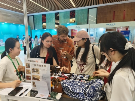南明區中醫醫院亮相第九屆中國成都國際非物質文化遺產節，展現中醫藥服務新魅力